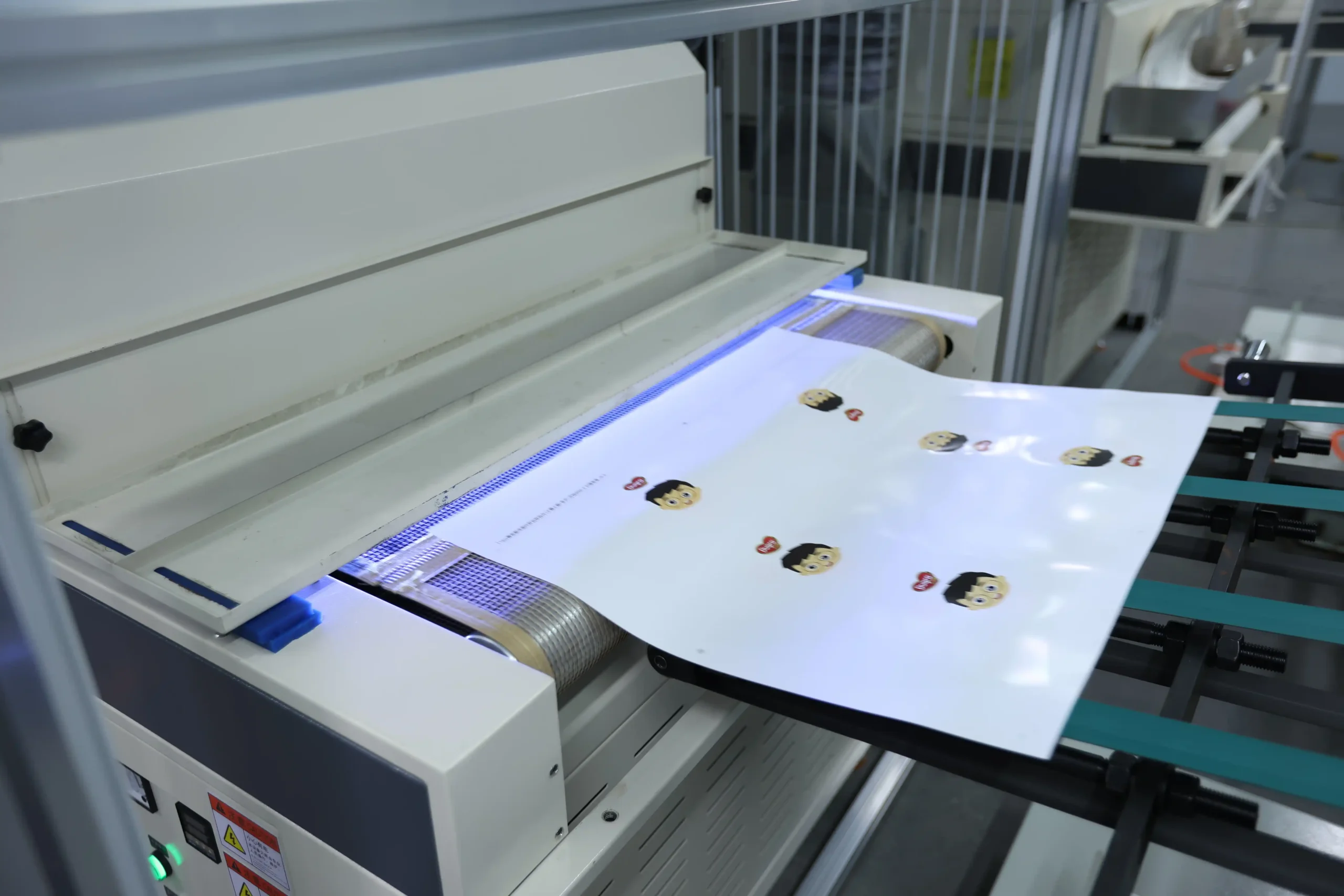 Automatic multi-axis robotic spray coating line for color-changing paint