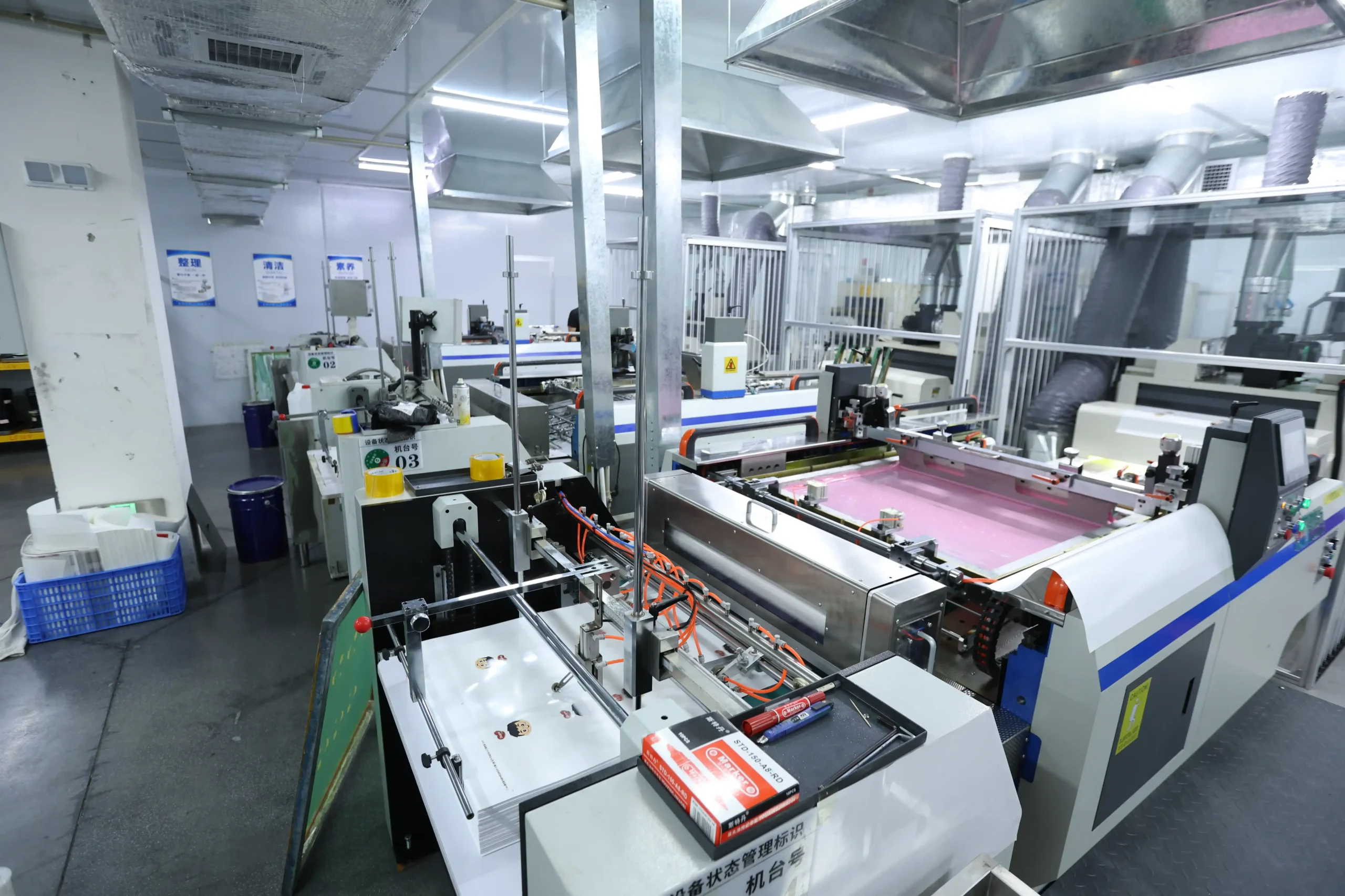 High-precision pad printing on curved handles and lids