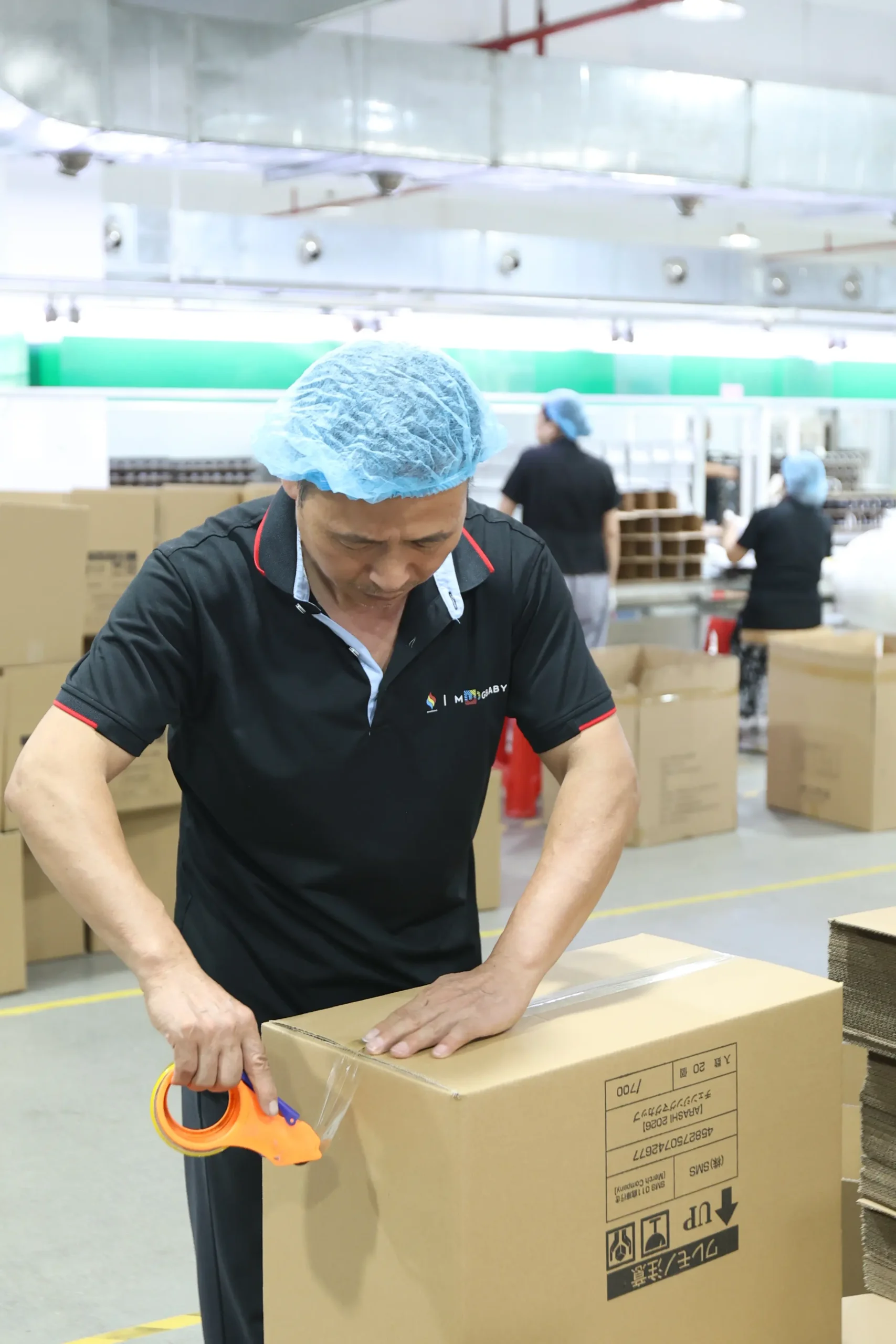 Dynamic inline weight checking scale and automated barcode scanner